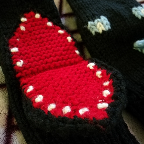 Vintage Hand Knit Shark Novelty Mittens S / M - Picture 4 of 5